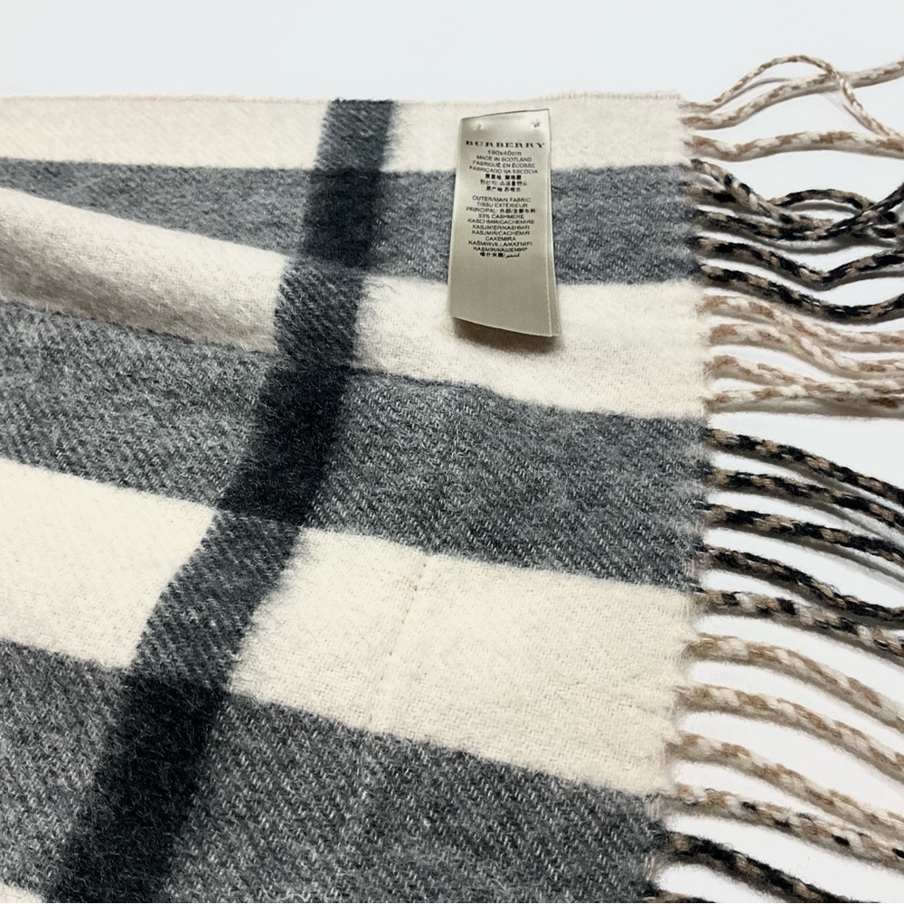 BURBERRY ST. HELEN REVERSIBLE POCKETS SCARF / WRAP. - Picture 9 of 9